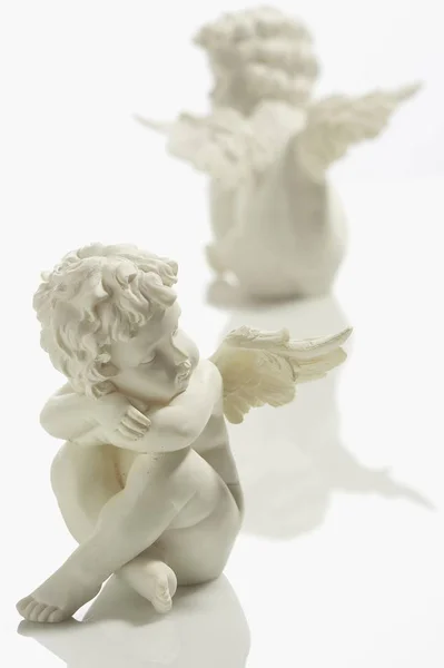 Сидячі Ангели Ізольовані Білому Тлі — стокове фото
