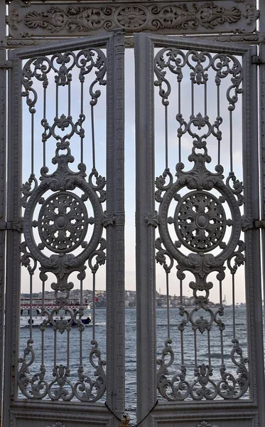 Tor Mit Blick Auf Den Bosporus Vom Dolmabahe Palast Istanbul — Stockfoto