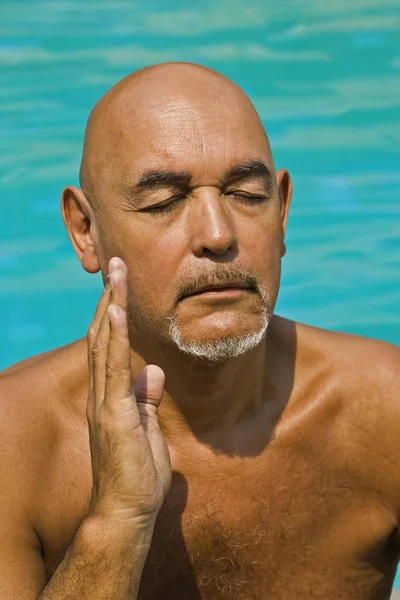 Bald Elderly Gentleman Meditating Water — Stock Photo, Image