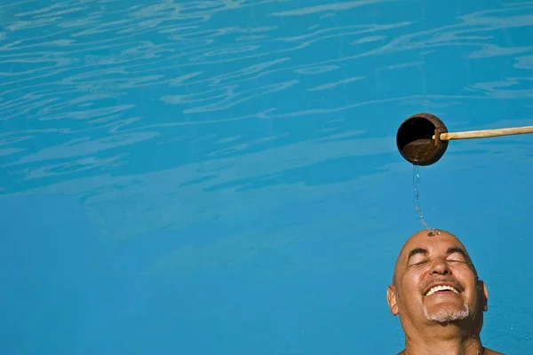 Cidadão Idoso Careca Está Sendo Dobrado Com Água Tratamento Bem — Fotografia de Stock