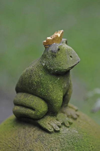 Der Froschkönig Steinfigur — Stockfoto