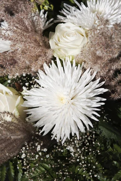 Blumenschmuck Aus Weißen Chrysanthemen Und Rosen — Stockfoto