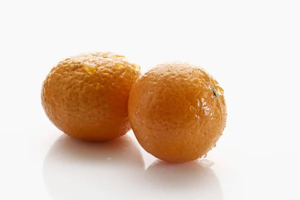 Два Мандарина Citrus Reticulata Капельками Воды — стоковое фото
