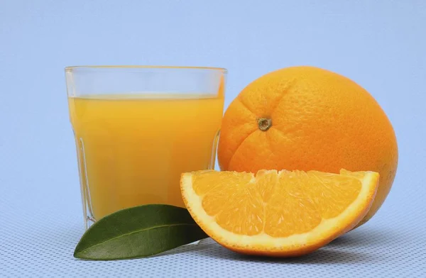 Jugo Naranja Recién Exprimido Una Naranja Cuarto Naranja —  Fotos de Stock