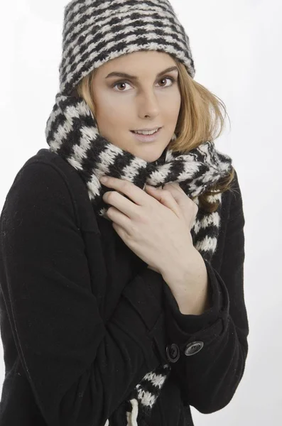 Γυναίκα Που Φοράει Χειμωνιάτικα Ρούχα Κρύα — Φωτογραφία Αρχείου