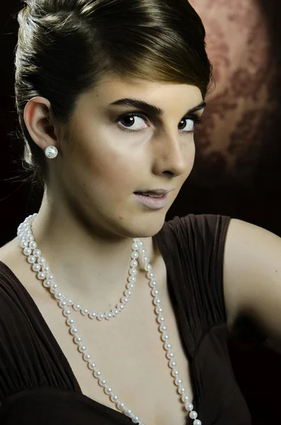 穿着珍珠项链 珍珠耳环 肖像的年轻女子 — 图库照片