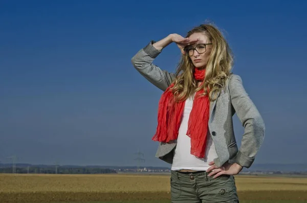25岁的年轻女子 身穿红领巾 遥望远方 — 图库照片