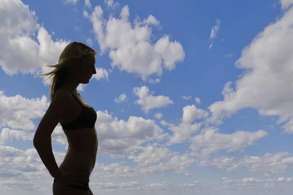 Jonge Vrouw Ondergoed Verlicht Tegen Een Blauwe Lucht Met Wolken — Stockfoto