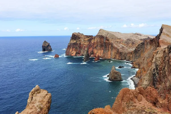 Mořská Voda Strmé Útesy Sopečného Poloostrov Ponta Sao Lourenco — Stock fotografie