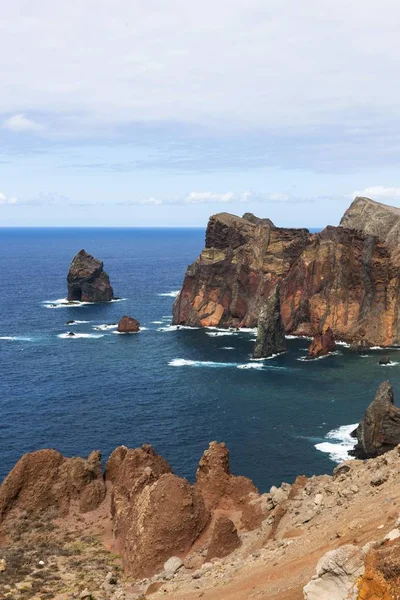 Ozean Mit Steilen Klippen Auf Vulkanischer Halbinsel — Stockfoto
