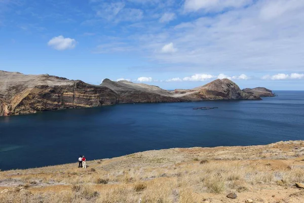 火山半島 牧草地の上に立って人々 の絶壁と自然保護区 — ストック写真
