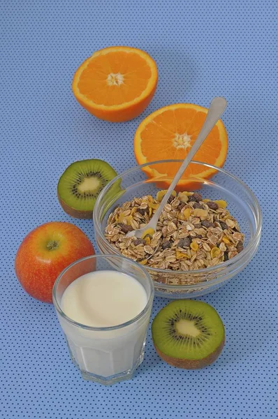 Cereali Muesli Vetro Latte Kiwi Mela Arancia — Foto Stock
