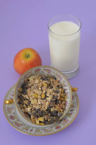 Muesli Cereali Zuppiera Bicchiere Latte Mela — Foto Stock