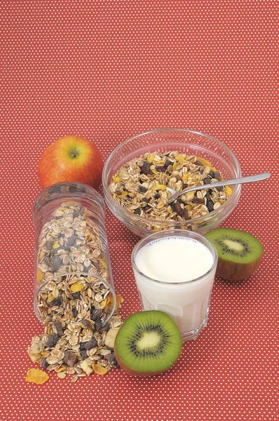 Cereali Muesli Con Bicchiere Latte Mela Kiwi — Foto Stock