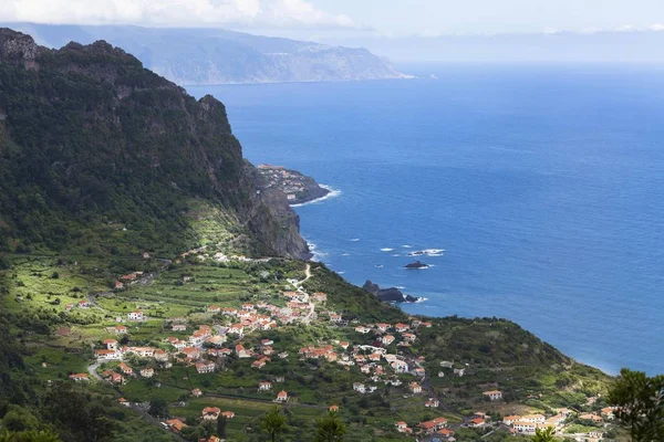 Μπλε Του Ωκεανού Μικρή Πόλη Βουνά Και Βράχια Στην Πορτογαλία — Φωτογραφία Αρχείου
