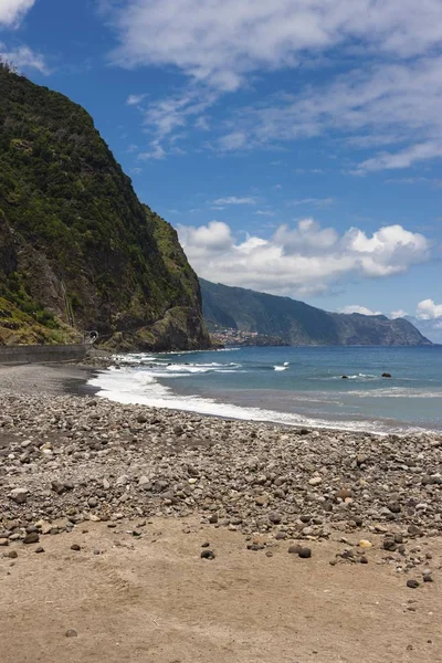 葡萄牙马德拉岛海滩和悬崖沿岸 — 图库照片