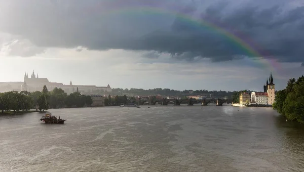 Rio Vltava Durante Uma Tempestade Chuva Charles Bridge Nas Costas — Fotografia de Stock
