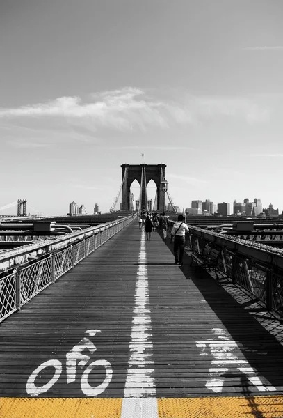 歩行者やサイクリストのためのマーキング付きブルックリン橋 ブルックリンブリッジ マンハッテン ニューヨーク ニューヨーク アメリカ合衆国 — ストック写真