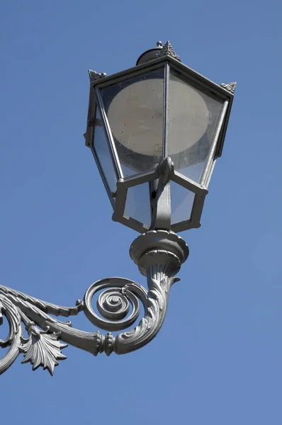 Vista Primer Plano Lámpara Calle Histórica Bajo Cielo Azul —  Fotos de Stock