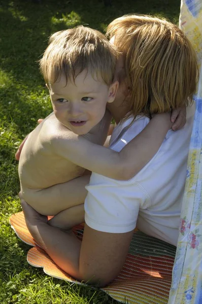 Rapaz Anos Abraçar Mãe — Fotografia de Stock