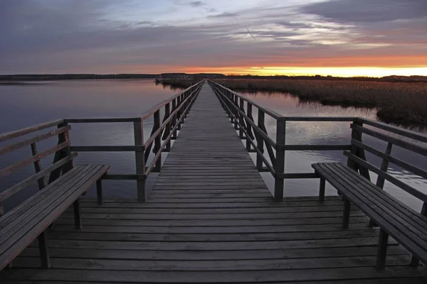 夕日と Federsee 湖で木製の桟橋 — ストック写真