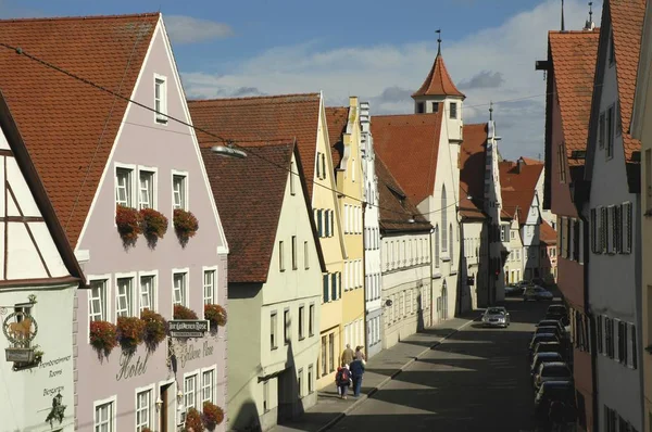Noerdlingen 巴伐利亚 镇的历史老部分步行 — 图库照片