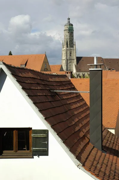 大厦屋顶在 Noerdlingen 在巴伐利亚 — 图库照片