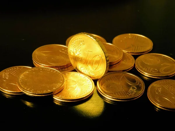 Σωρός Από Κέρματα Ευρώ Χρυσή Μαύρη Επιφάνεια — Φωτογραφία Αρχείου