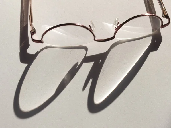 Brýle Bílém Povrchu Stínem — Stock fotografie