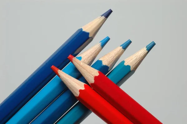 蓝色和红色铅笔 工作室拍摄 — 图库照片