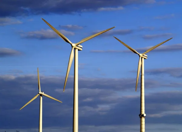Schilderachtig Uitzicht Wind Turbines Tegen Hemel — Stockfoto