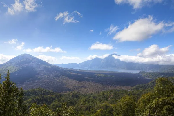 火口からバトゥール山やバトゥール火山クレーター湖 インドネシア アジア — ストック写真