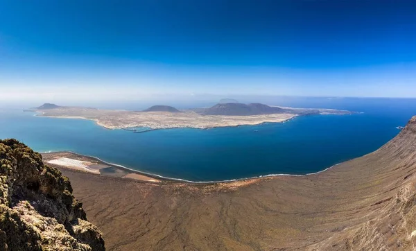 ミラドール ランサローテ カナリア諸島 スペイン ヨーロッパからのラ グラシオサ島の景色 — ストック写真