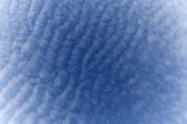 小さなふわふわの雲 円形の丘 — ストック写真