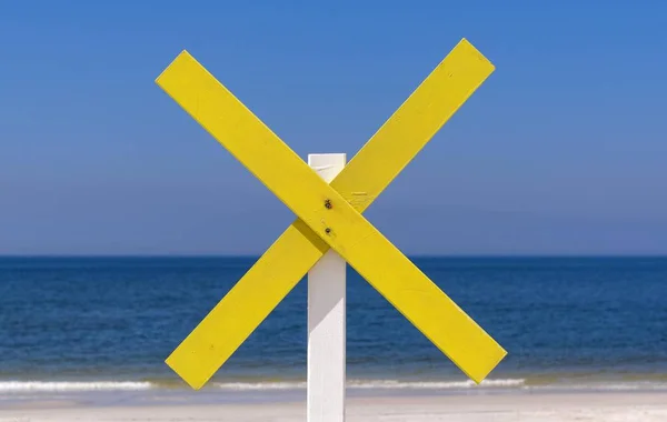 Una Croce Legno Giallo Segna Una Secca Vicino Alla Spiaggia — Foto Stock