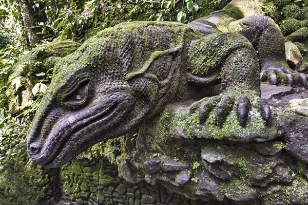 Tallado Piedra Dragón Komodo Ubud Bali Indonesia Asia — Foto de Stock