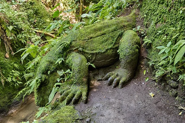 Tallado Piedra Dragón Komodo Ubud Bali Indonesia Asia — Foto de Stock