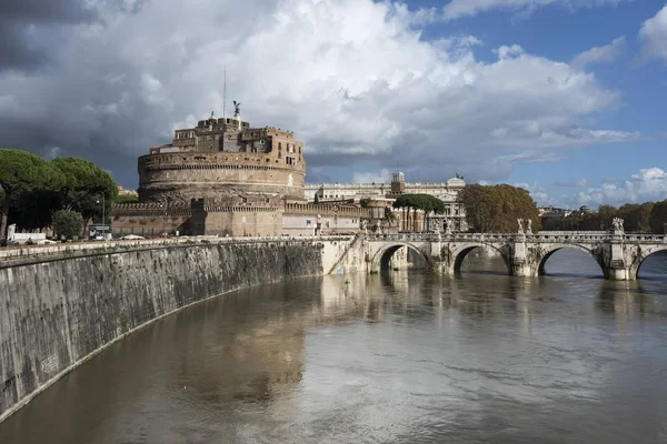 Castel Sant Angelo Con Nubes Tormenta Tíber Con Aguas Altas —  Fotos de Stock