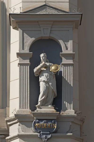 Skulptur Der Klugheit Göttin Der Weisheit Auf Dem Barocken Rathaus — Stockfoto