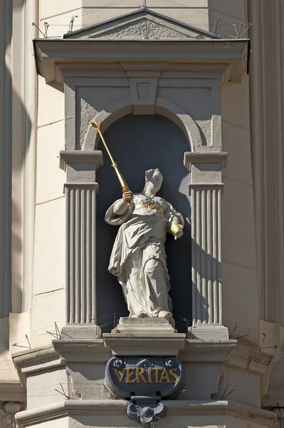 Skulptur Der Wahrheitsgöttin Veritas Auf Dem Barocken Rathaus Niedersachsen Deutschland — Stockfoto