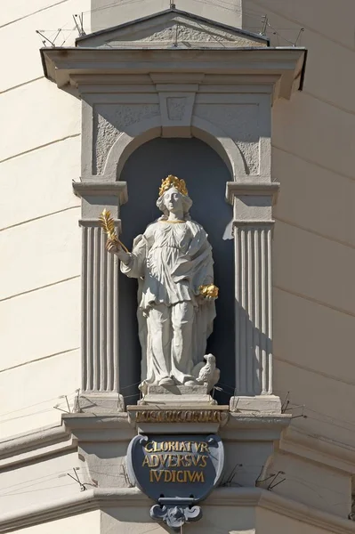 Skulptur Der Misericordia Göttin Der Barmherzigkeit Auf Dem Barocken Rathaus — Stockfoto