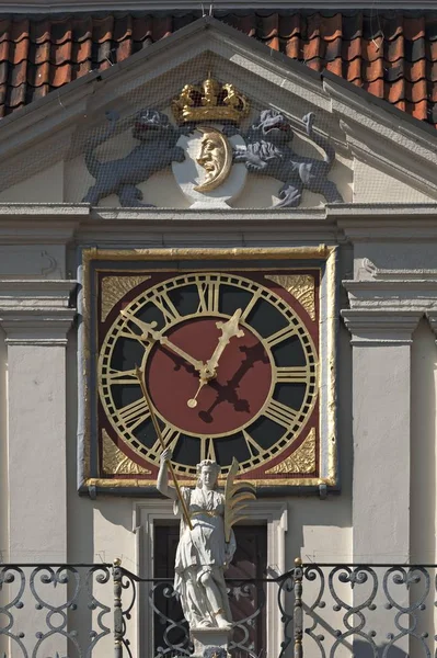 市庁舎のバロック様式の市場正面にある天文時計で 1704年 ニーバーグ ニーバーグ ニーダーザクセン州 ドイツ ヨーロッパに建てられました — ストック写真