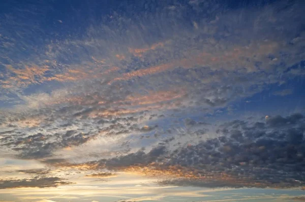 Белые Облака Альтокумул Вечернее Небо Германия Европа — стоковое фото