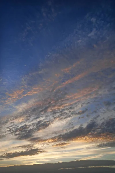 Fleecy Σύννεφα Altocumulus Στο Νυχτερινό Ουρανό Γερμανία Ευρώπη — Φωτογραφία Αρχείου