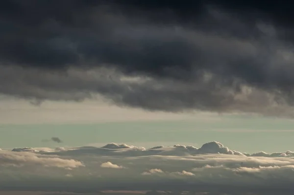 Chmury Deszczowe Nimbostratus Poniżej Pokrywy Chmur — Zdjęcie stockowe