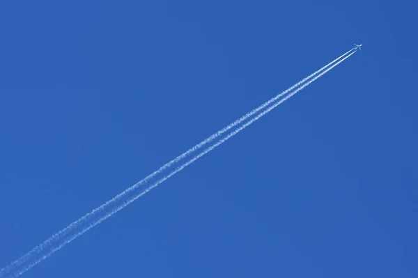 Avião Com Rastros Céu Azul Alemanha Europa — Fotografia de Stock