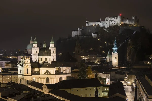 Paisaje Urbano Con Fortaleza Hohensalzburg Iglesia Catedral Colegiata Plano Nocturno —  Fotos de Stock