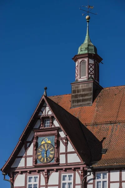 Radnice Měsíčními Fázovými Hodinami Bad Urach Baden Wrttemberg Německo Evropa — Stock fotografie