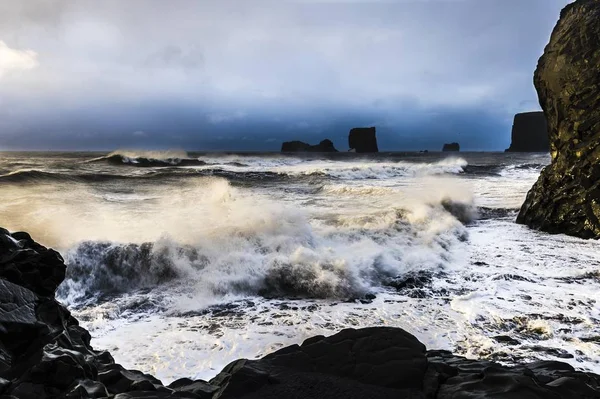 サーフ 劇的な曇りの空 ヴィク アイスランド ヨーロッパ — ストック写真