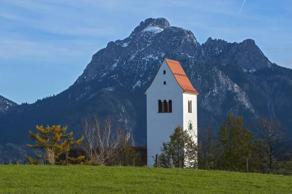 Вежа Церкви Suling Задньому Плані Hopfen See Quarter Fssen Bavaria — стокове фото